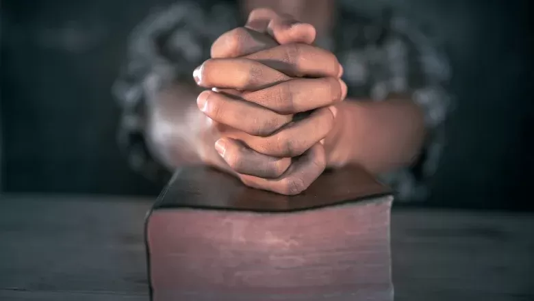 ‘SOB A PROTEÇÃO DE DEUS!’ - JUSTIÇA PROIBE USO E LEITURA DA FRASE BÍBLICA