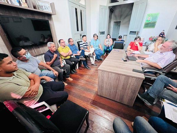 PREFEITO VALMIR REÚNE SEU SECRETARIADO PARA AVALIAR OBRAS  ESTRUTURANTES CONCLUIDAS E EM EXECUÇÃO, PROJETANDO METAS PARA FUTUROS INVESTIMENTOS