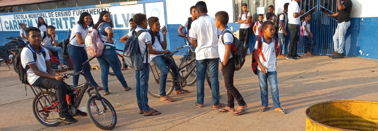 JACAREACANGA: RIGOR INDEVIDO, EXAGERADO, DESPROPOSITAL; BARRA ENTRADA  DE ALUNOS EM SALAS DE AULA, CALÇADOS COM  SANDÁLIAS.