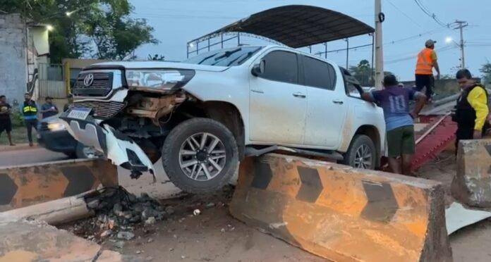 ITAITUBA: HILUX COLIDE COM MURETA DE PROTEÇÃO NA TRANSAMAZÔNICA  CAUSANDO ESTRAGO