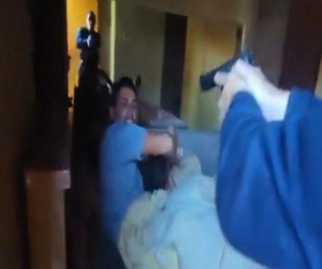 IMAGENS FORTES! Pai faz filho de refém e acaba morto com um tiro na cabeça por policial. VEJA VÍDEO