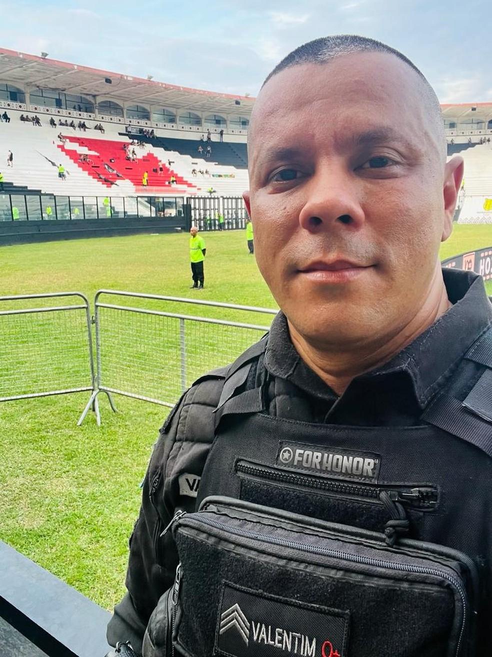 Policial militar comemora gol do Vasco e viraliza: 
