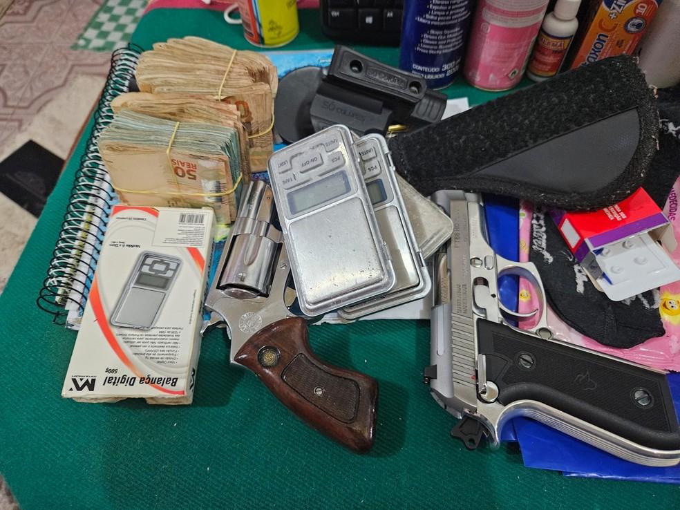POLICIAIS MILITARES DO AM SÃO PRESOS SUSPEITOS DE ROUBAREM 250 QUILOS DE COCAINA VINDO DO PERU
