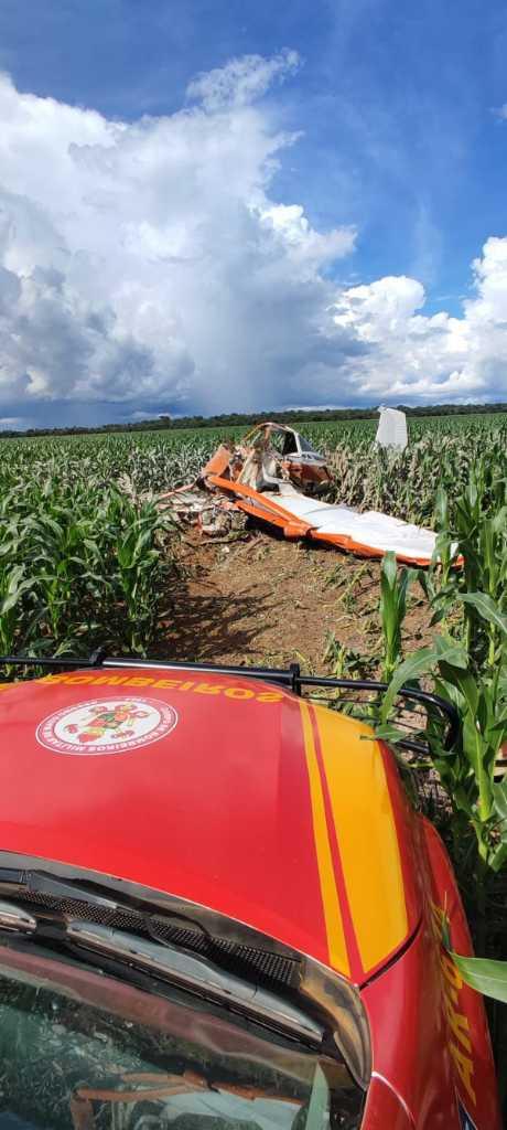 AVIÃO CAI E PILOTO MORRE EM ÁREA RURAL DE MT
