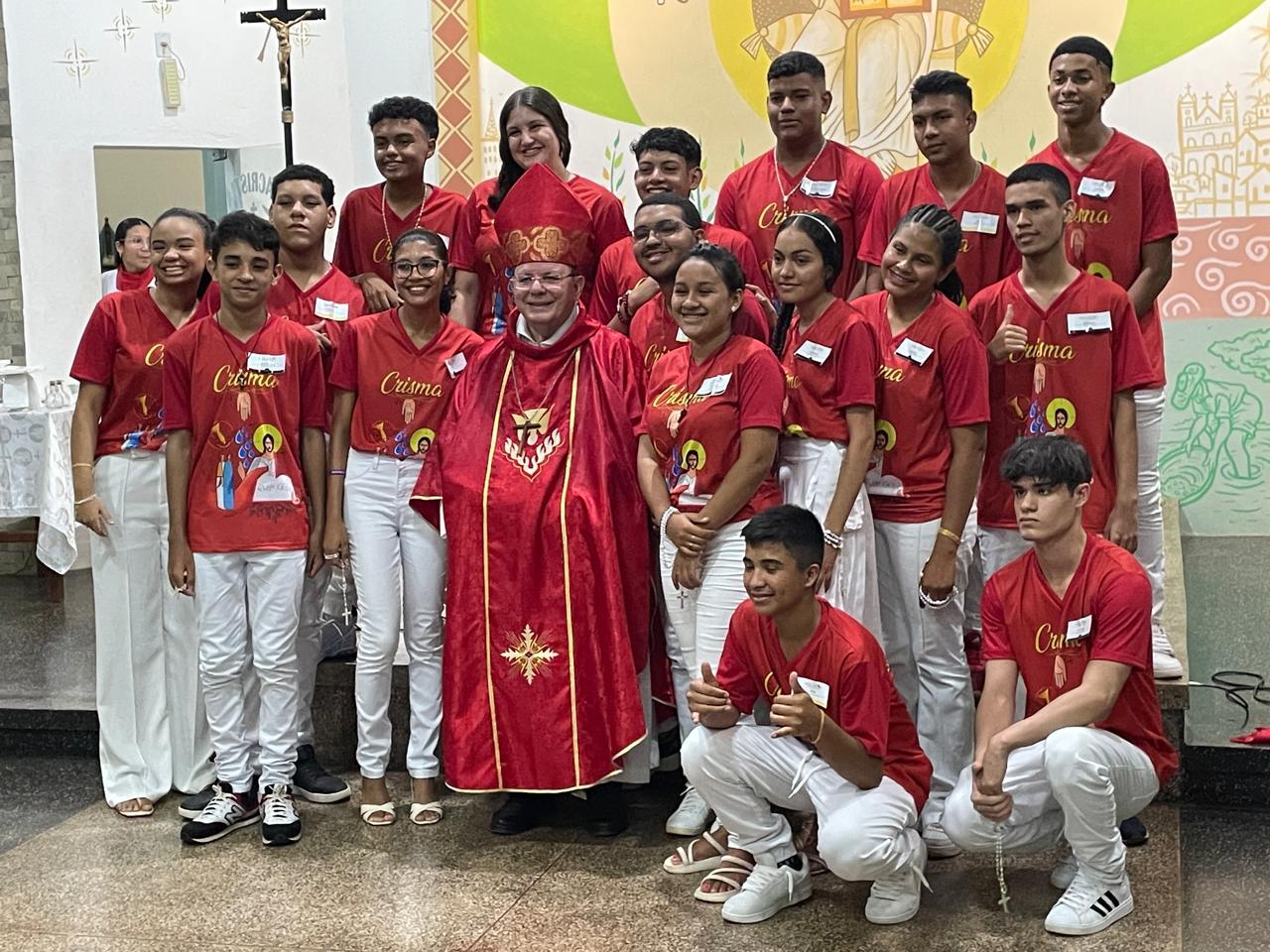 BISPO DOM VILMAR SANTIN CELEBRA BATISMOS E CRISMAS  EM ITAITUBA