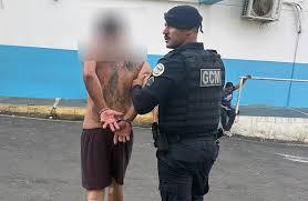 vídeo - AO TENTAR COLOCAR A ARMA NA CINTURA,CRIMINOSO ATIRA NA PRÓPRIA PERNA DURANTE ASSALTO A ESTABELECIMENTO - VEJA VÍDEO