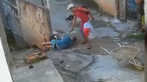 CÂMERA DE SEGURANÇA FLAGRA MOMENTO EM QUE POLICIAL MILITAR DE FOLGA É EXECUTADOA TIROS APÓS CUMPRIMENTAR SUSPEITO - VEJA VÍDEO