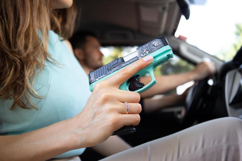 VÍDEO - MATADORA DE ALUGUEL LEVA A PIOR AO TENTAR ASSASSINAR LUTADOR