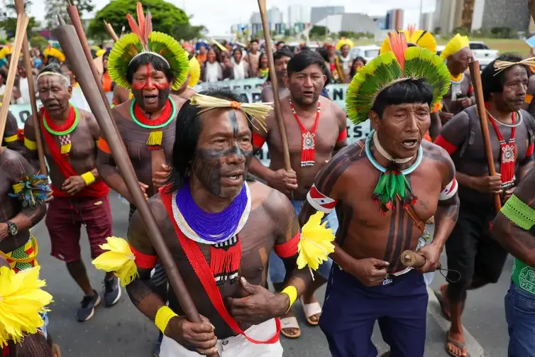 MILHARES DE INDÍGENAS MARCHAM EM BRASÍLIA EM DEFESA DE SEUS DIREITOS ADQUIRIDOS E AINDA NEGADOS!