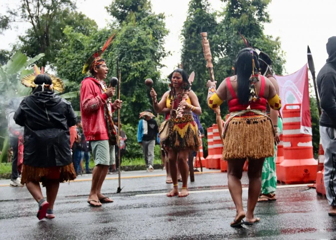 INDÍGENAS DE 14  ALDEIAS BLOQUEIAM BR-101 CONTRA SUSPENSÃO  DE DEMARCAÇÕES E AVANÇO DO PL DA DEVASTAÇÃO