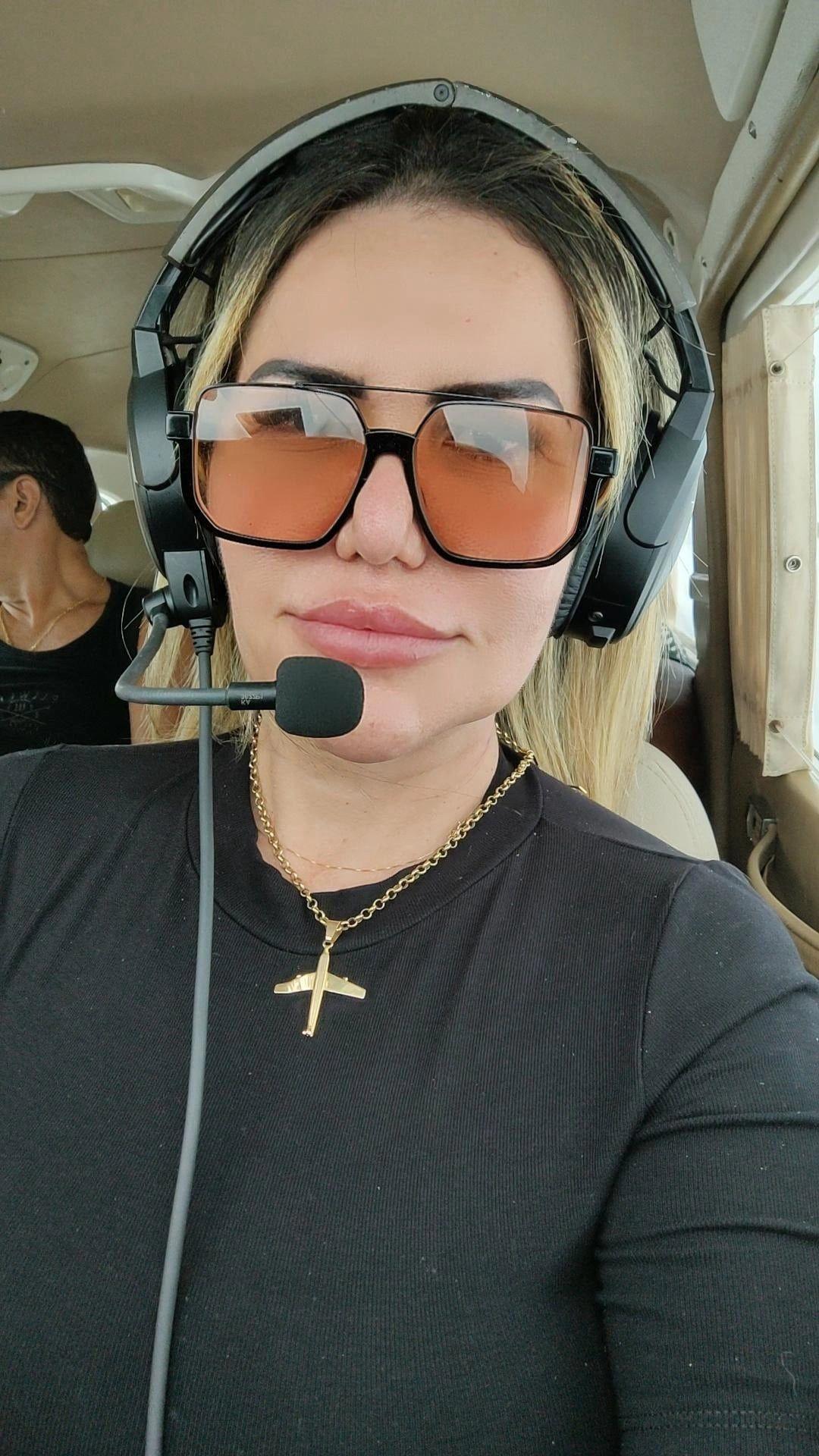 Roberta Tertulino - Sonho abortado dentro da Escola de Aviação, pelo pai. - Deixa as nuvens ou o céu de brigadeiros pra lá. Fique quieta aqui na terra! ceu de