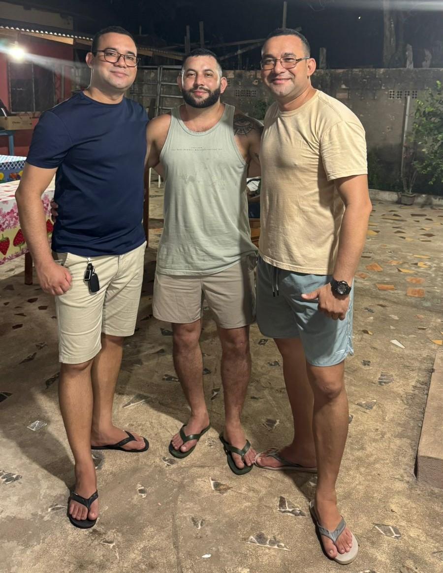 Imagem: Nas extremas o professor é um deles que confunde-se fisionomicamente com o irmão, pois nasceram da mesma barrigada. Ao centro Antonio Siqueia Andrade PM/PA- Imagem RP Portal Guarany Jr. Extraida da Internet