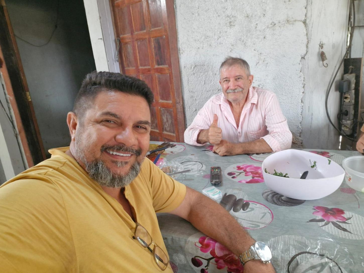 Vereador Rui Baima, sendo recebido por Sr. Romualdo comunitario da Gleba S. Benedito
