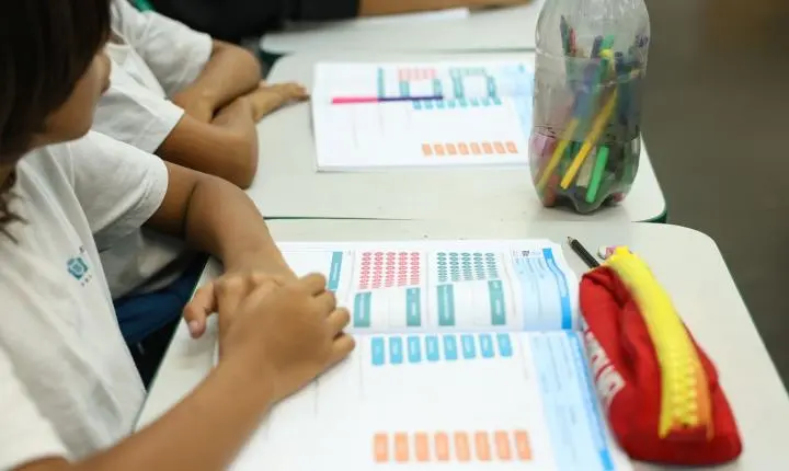 Prazo para escolas escolherem livros didáticos para 2027 termina hoje 